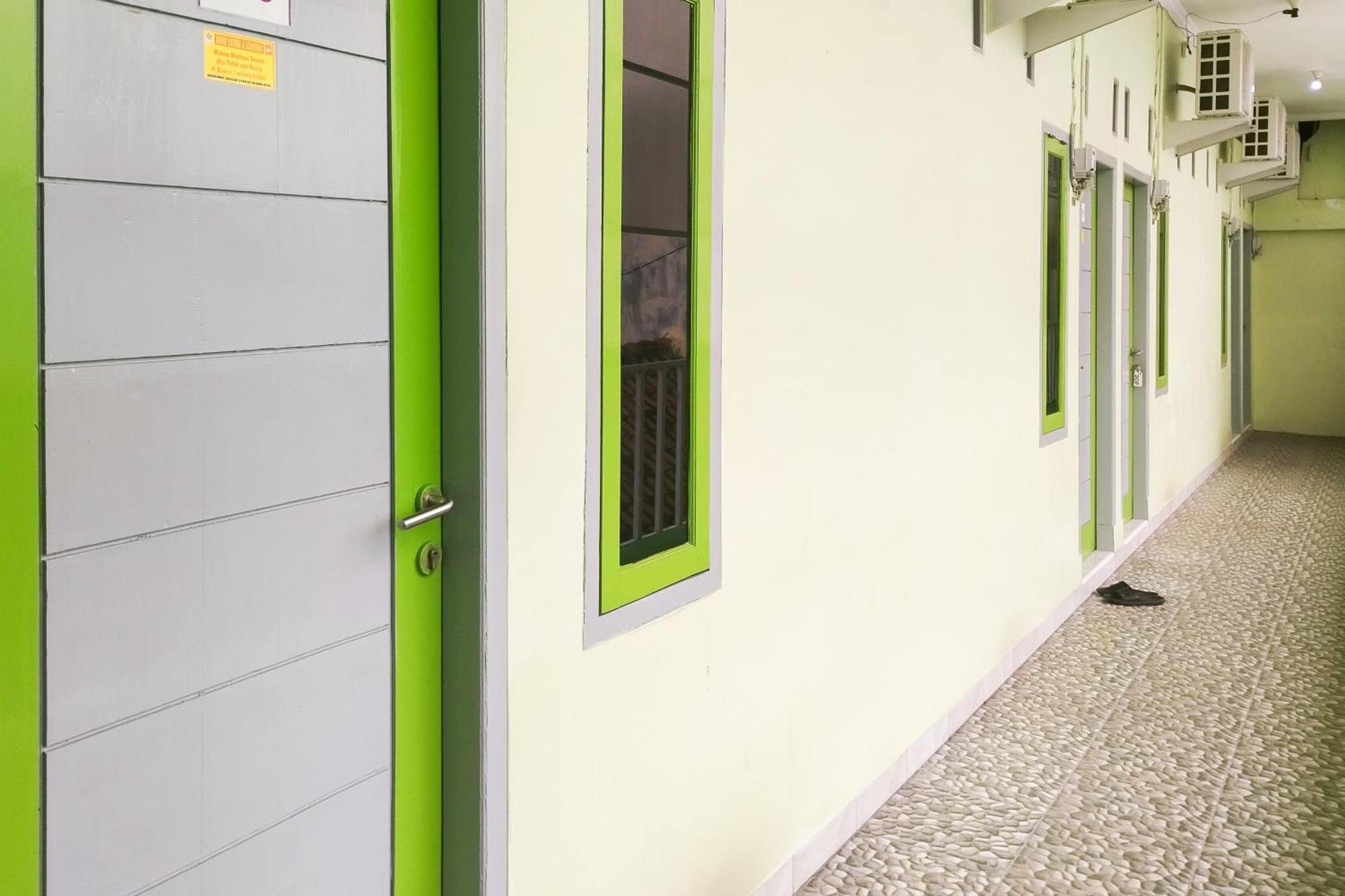 Reddoorz Syariah At Shakira Alesha Enggal Hotel Bandar Lampung Ngoại thất bức ảnh